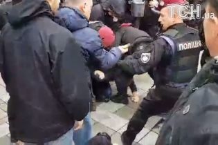 Под Радой задерживали четырех активистов, которые пытались пройти в парламент