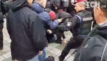 Під Радою затримували чотирьох активістів, які намагались пройти до парламенту