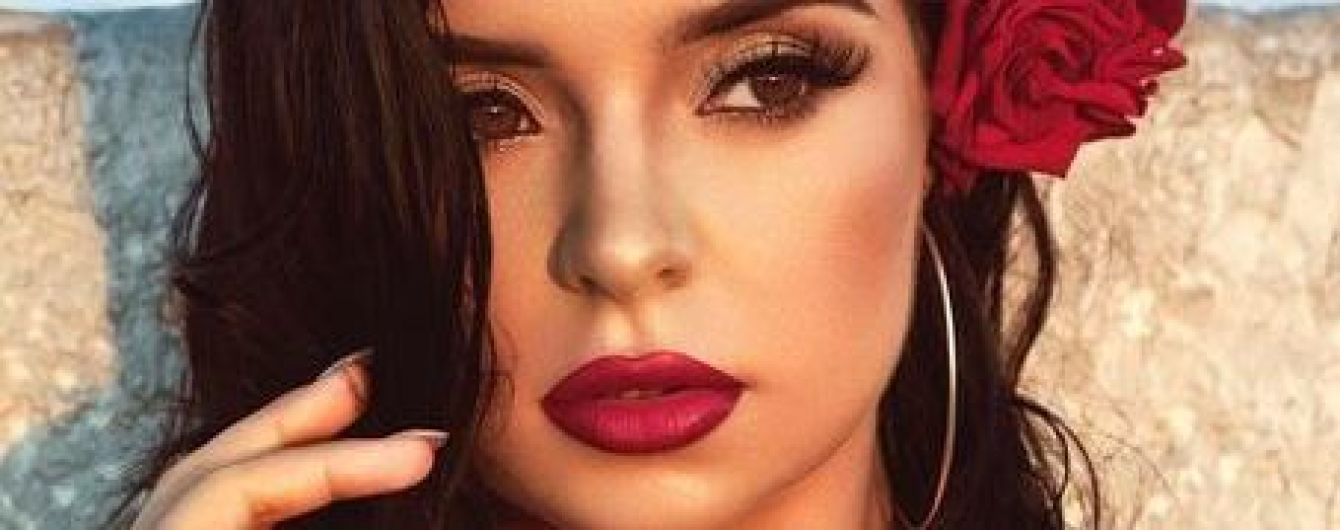 Сексуальная Деми Роуз в платье со смелым декольте продемонстрировала пышный бюст