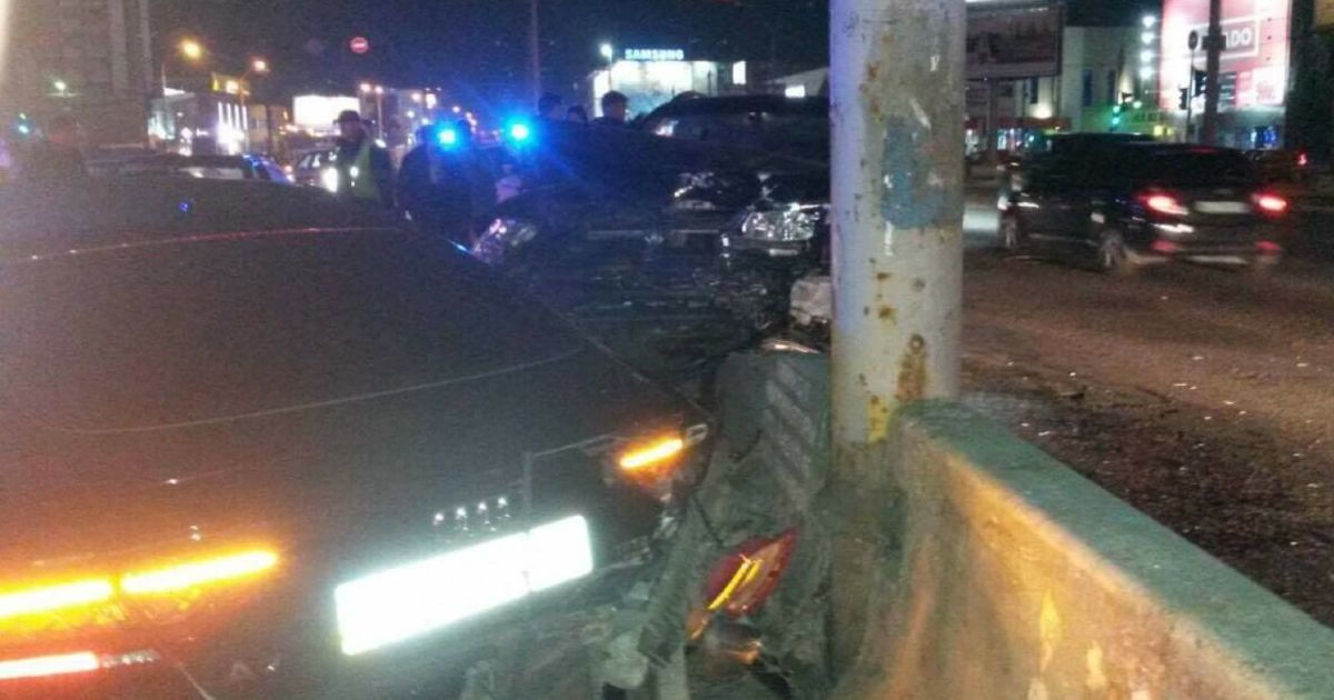 Не проскочил на красный. В Киеве посреди ночи столкнулись четыре авто