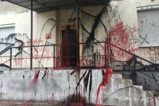 У Києві вандали облили фарбою офіс нардепа Чумака