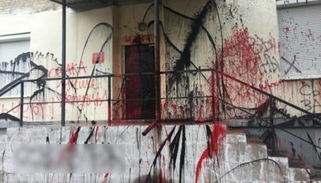 В Киеве вандалы облили краской офис нардепа Чумака