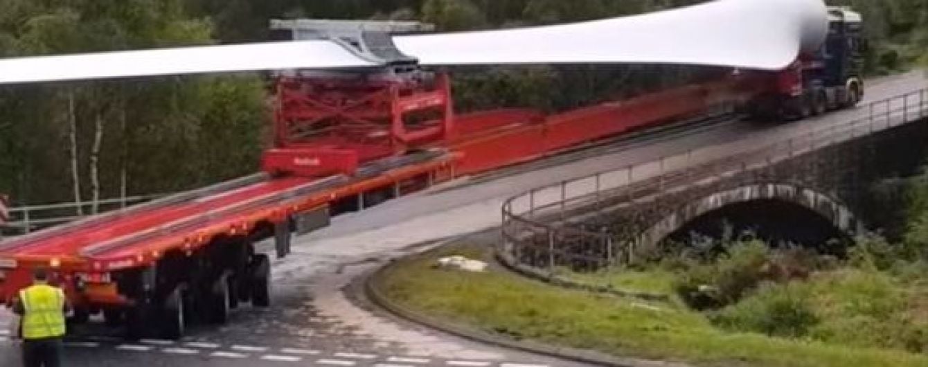 Британський водій вразив мережі розворотом з габаритним вантажем
