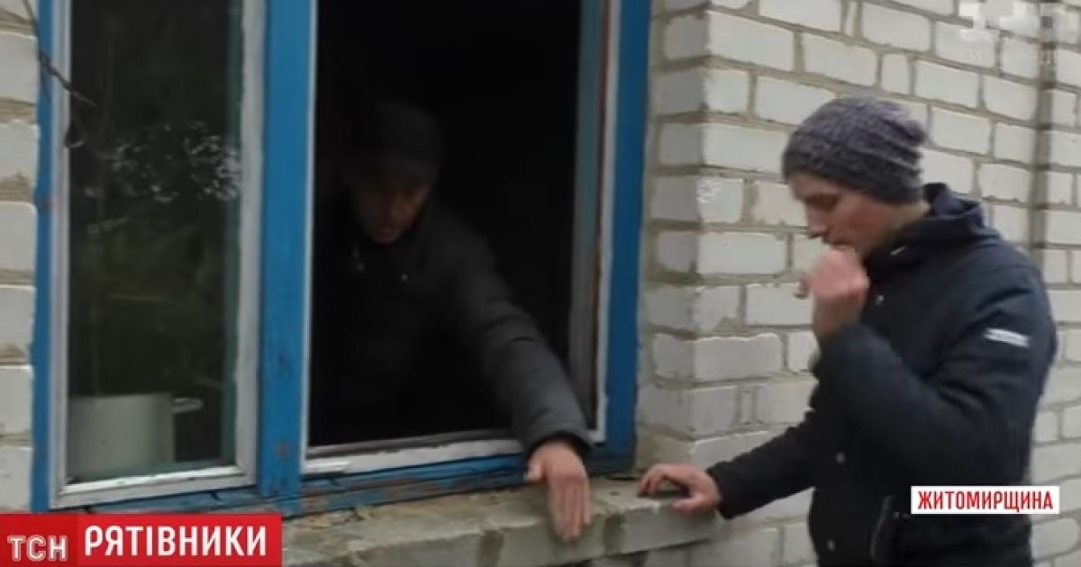 Отец с сыном вытащили из горевшего дома двух односельчан