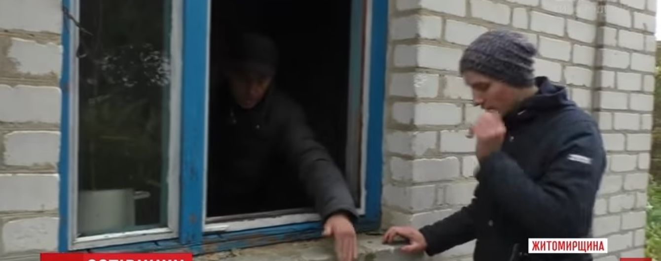 Отец с сыном вытащили из горевшего дома двух односельчан