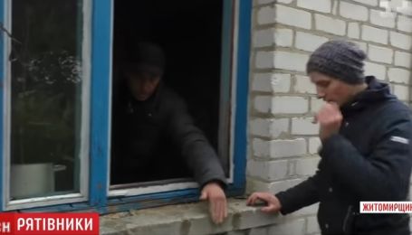 Отец с сыном вытащили из горевшего дома двух односельчан
