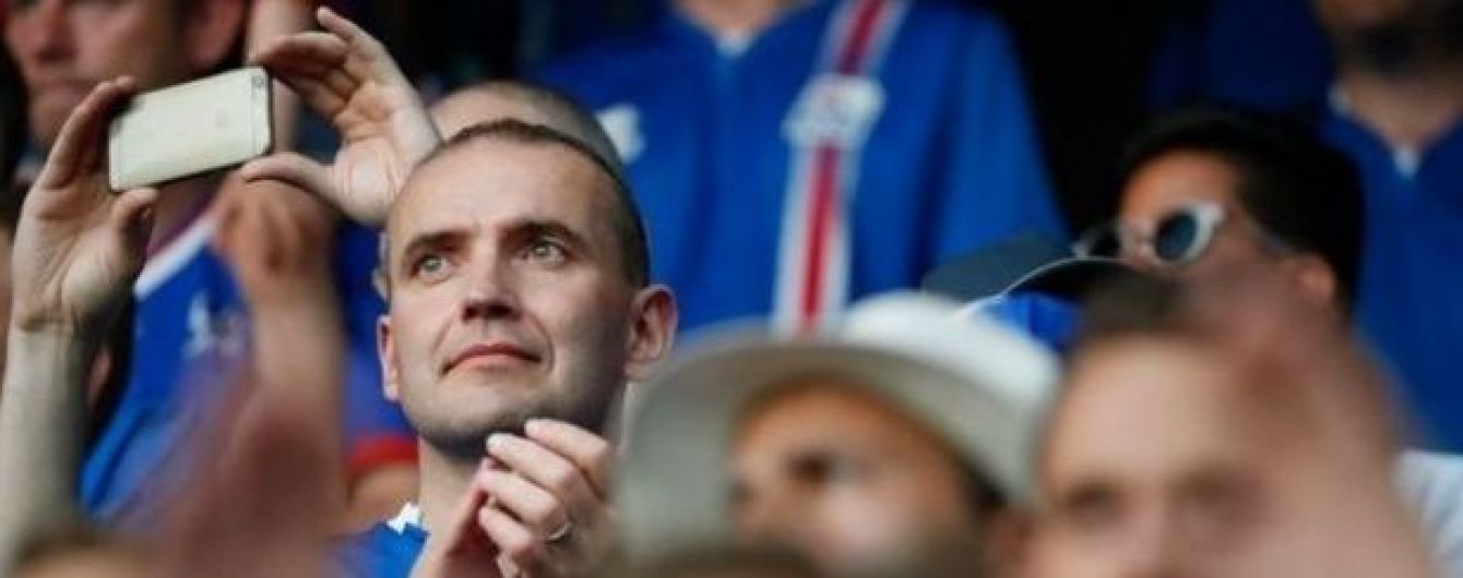Нічого незвичайного. Президент Ісландії спостерігав за грою збірної в компанії вболівальників