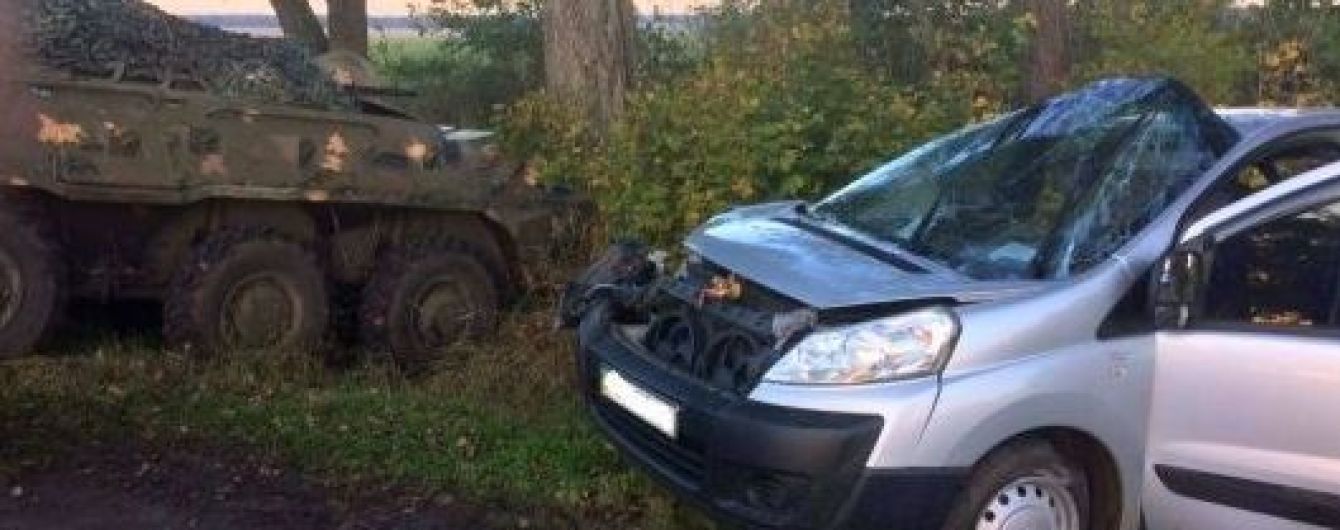 В Винницкой области БТР протаранил легковушку