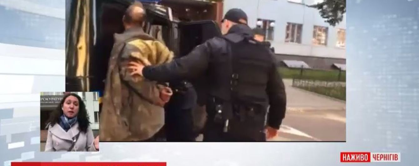 В прокуратуру с топором: отец нападающего считает, что сын шел жаловаться на него