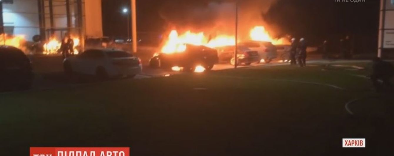 Одразу чотири дорогих BMW згоріли вночі у Харкові