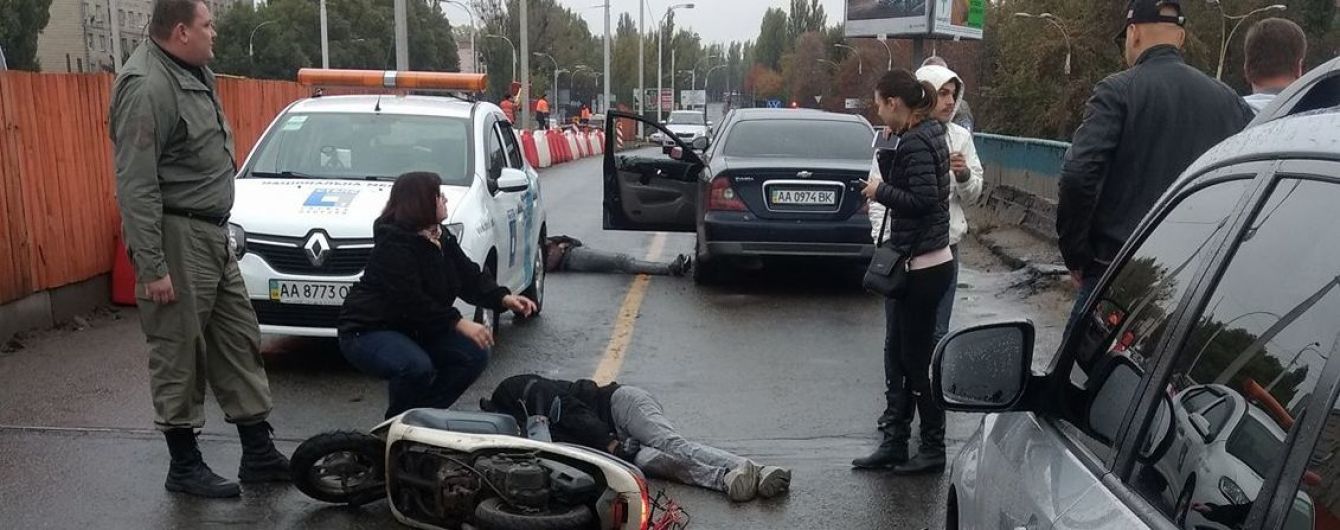 В Киеве на мосту легковушка протаранила мопед, водитель "двухколесного" погиб