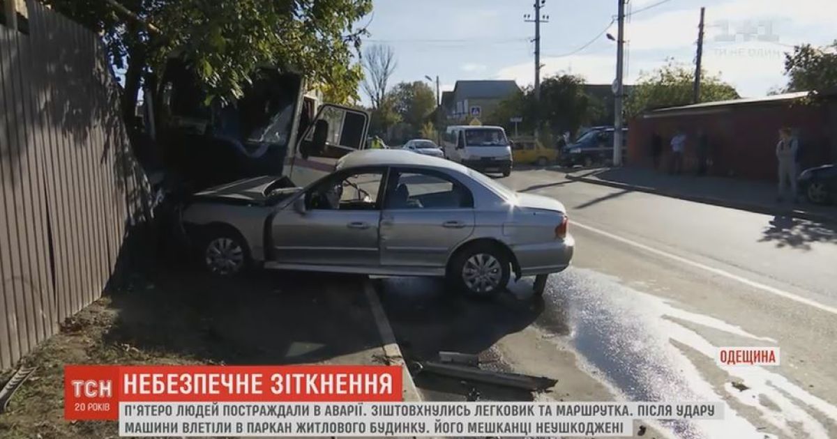 В Одесской области маршрутка врезалась в забор жилого дома