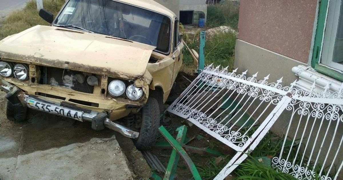 На Одесщине пьяный водитель въехал в скамейку возле дома: погибли трое пенсионерок