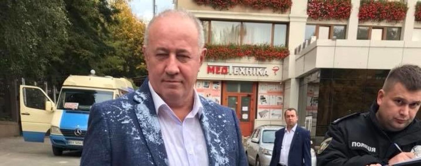 Соратника Саакашвілі облили кефіром у Чернівцях