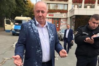 Соратника Саакашвілі облили кефіром у Чернівцях