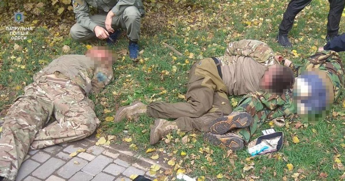 В центре Одессы пьяные молодчики в военной форме угрожали прохожим оружием и устроили драку