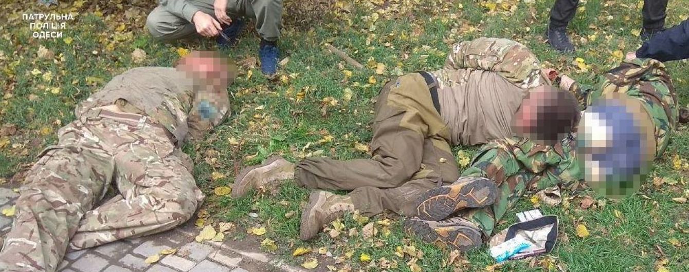 У центрі Одеси п’яні молодики у військовій формі погрожували перехожим зброєю та влаштували бійку