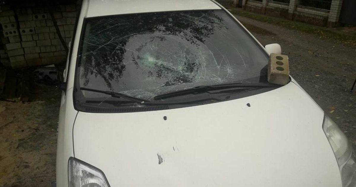 Под Киевом напали на журналиста и побили его авто кирпичом – активист