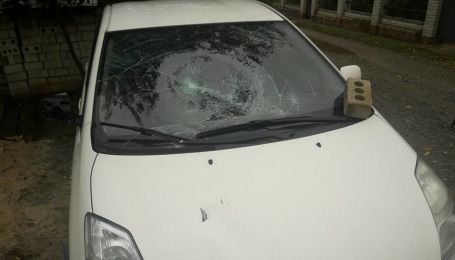 Под Киевом напали на журналиста и побили его авто кирпичом – активист