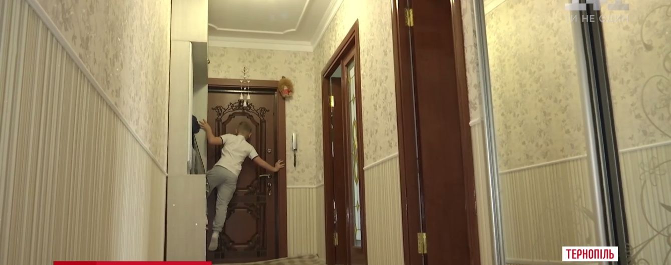 У Тернополі 8-річний хлопчик самотужки захистив квартиру від грабіжника