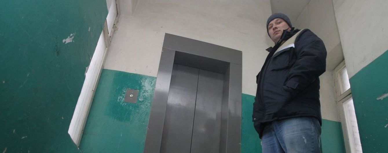 Гибель младенца в лифте. Сумской суд отпустил подозреваемых домой
