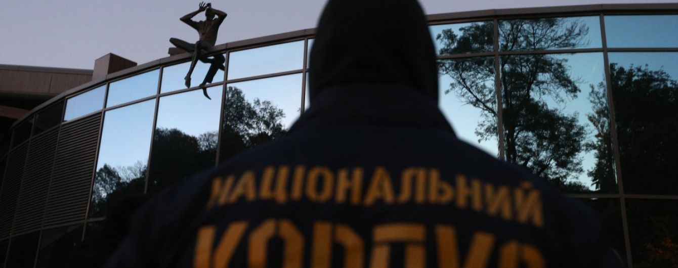 Заблокирован вход к базе Нацкорпуса в Киеве. Опубликовано видео изнутри