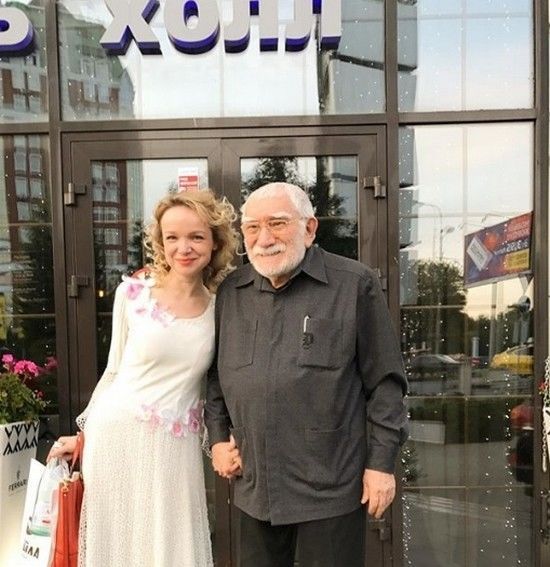 Армен Джигарханян з молодою дружиною_1