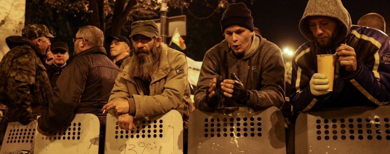 Протест возле Рады: активисты убирают и ждут положительного голосования в парламенте