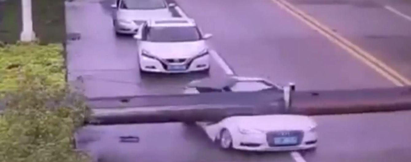 Дивовижний порятунок: у Китаї водій сам виліз із авто, яке розчавив будівельний кран