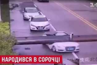 Дивовижний порятунок: у Китаї водій сам виліз із авто, яке розчавив будівельний кран