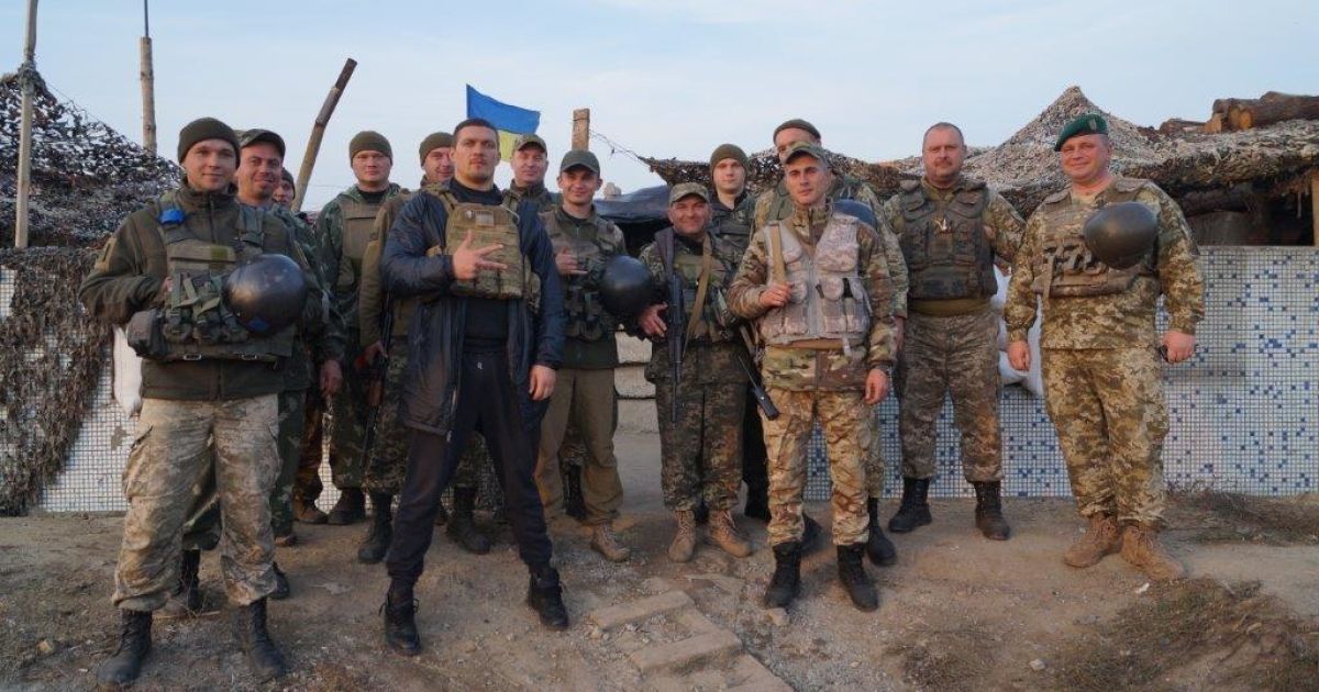 Усик відвідав бійців у зоні АТО і приготував їм салат