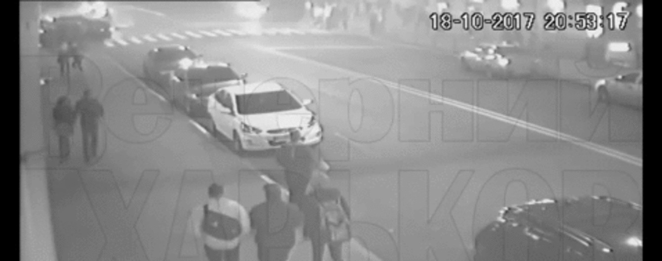 У Мережі з'явилося нове відео жахливої аварії у Харкові: парі дивом вдалося врятуватися