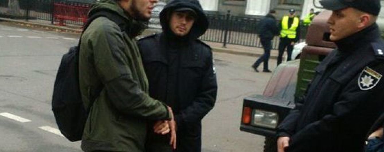 Поліція встановила особу чоловіка, який прямував до Ради з оптичною гвинтівкою