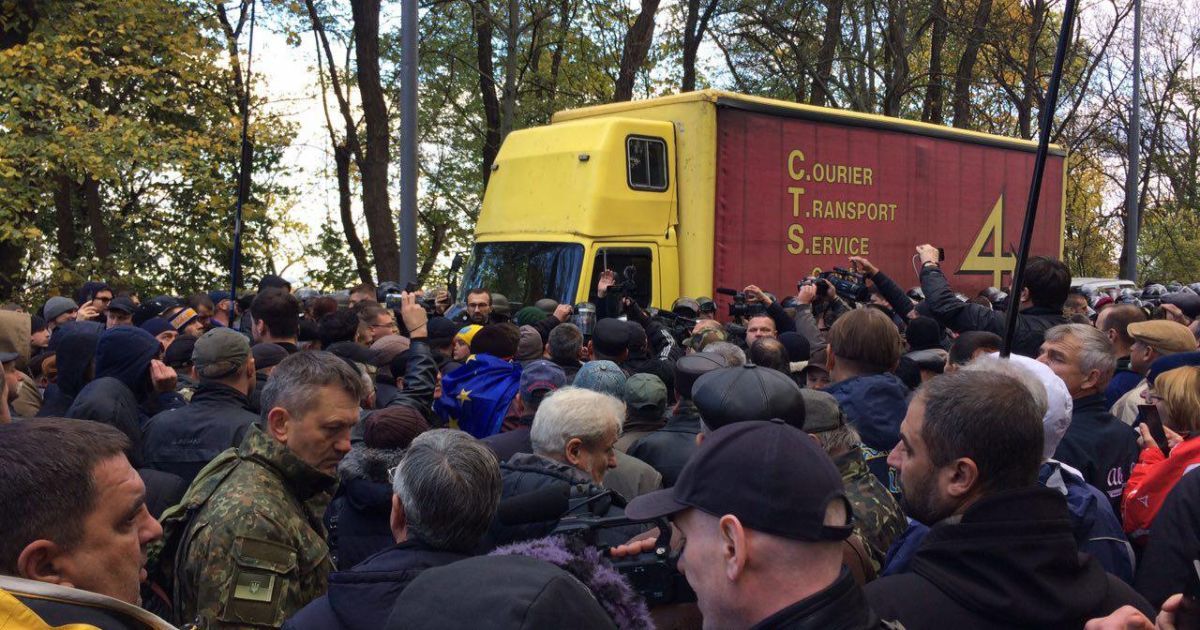 Під Радою сталася штовханина: поліція не пускала на мітинг апаратуру