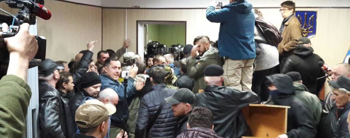 В Киеве активисты разгромили зал суда после того, как полиция применила против них газ