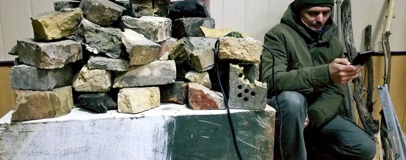 Сторонники Коханивского уничтожили зал суда и разожгли костер во дворе