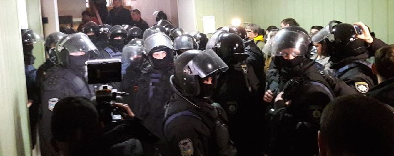 Силовики в Святошинском суде ударили и задержали журналиста. Активистов в крови завели в автозак