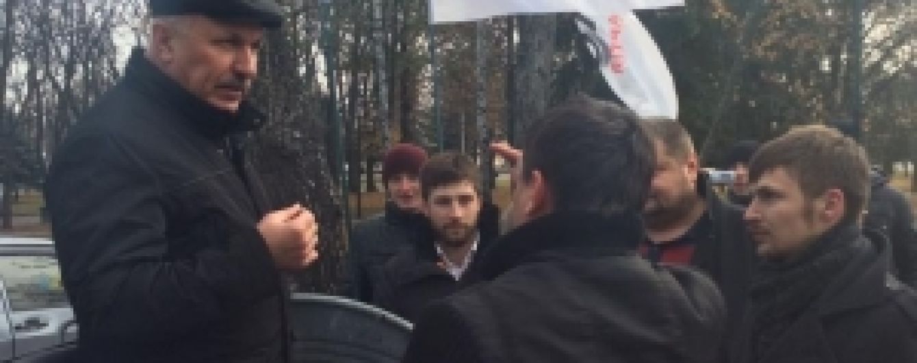 42 тисяч гривень доведеться сплатити активісту меру Конотопа, за те що кинув його у смітник