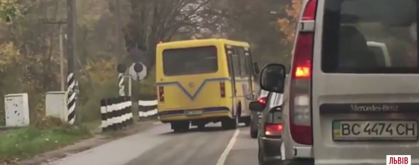 Половина водителей нарушают правила переезда железной дороги: эксперимент ТСН