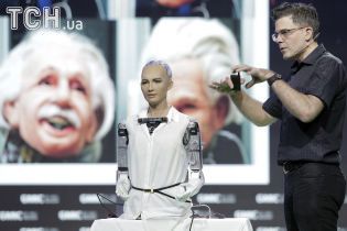 Робот Софія, яка пообіцяла знищити людство, отримала можливість ходити і танцювати