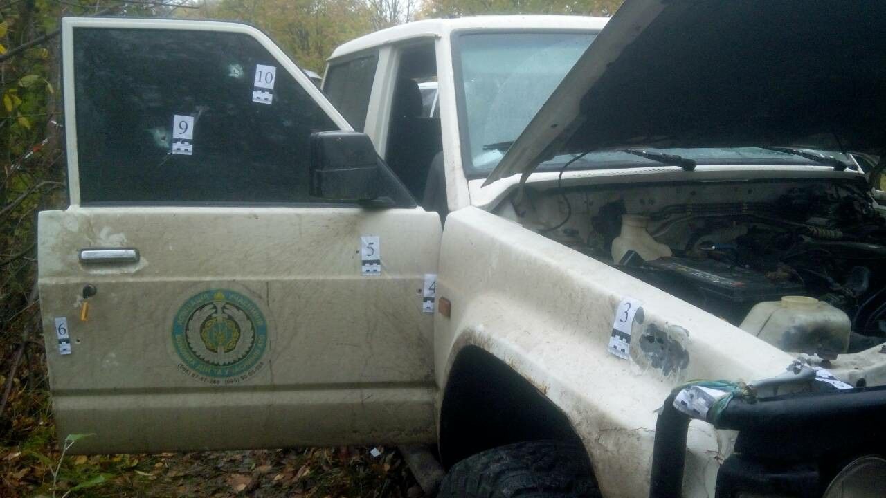 обстріляний автомобіль, у якому їхали Окуєва та Осмаєв