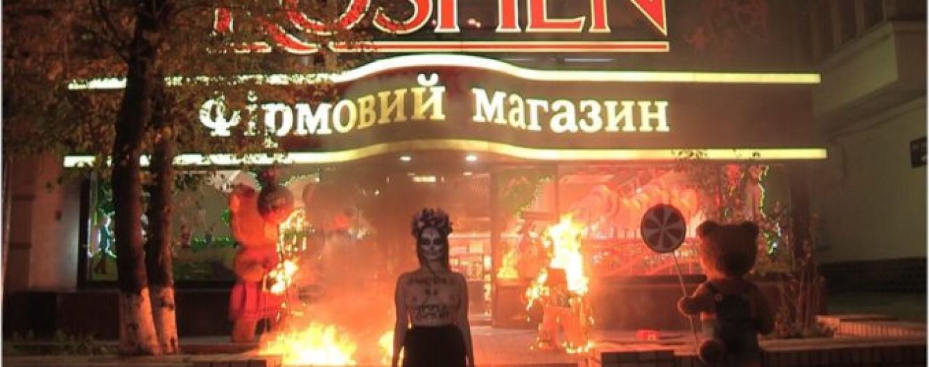 У Femen заявили про викрадення активістки, яка палила ведмедів і трамвай біля магазинів Roshen