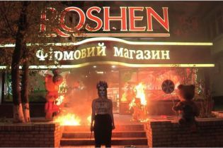 В Femen заявили о похищении активистки, которая жгла медведей и трамвай возле магазинов Roshen