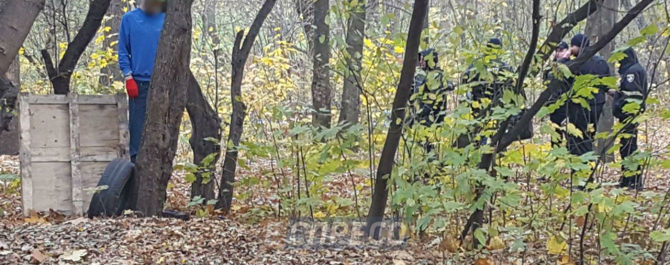 В Киеве в парке мужчина повесился на ремне