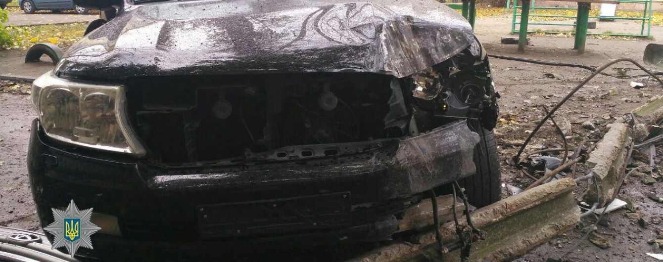 У Дніпрі п`яний водій на позашляховику зніс електроопору