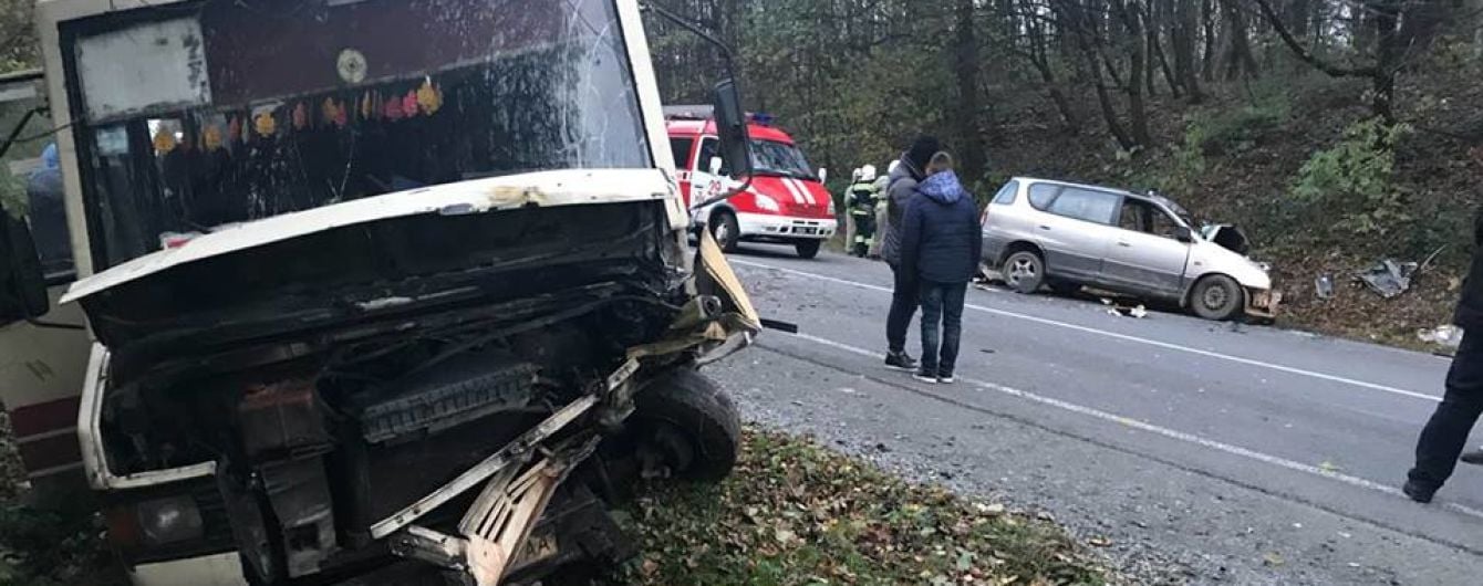 На Львівщині легковик врізався в автобус – семеро травмованих