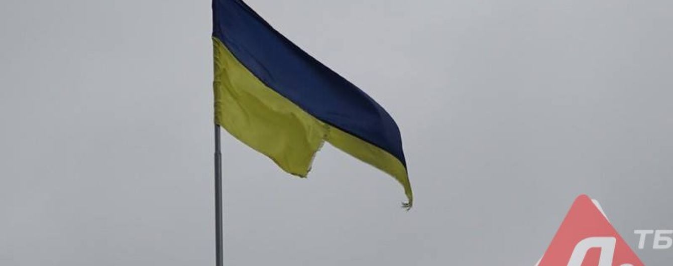 На Донетчине парень вскарабкался на 9-метровый флагшток и порезал флаг Украины