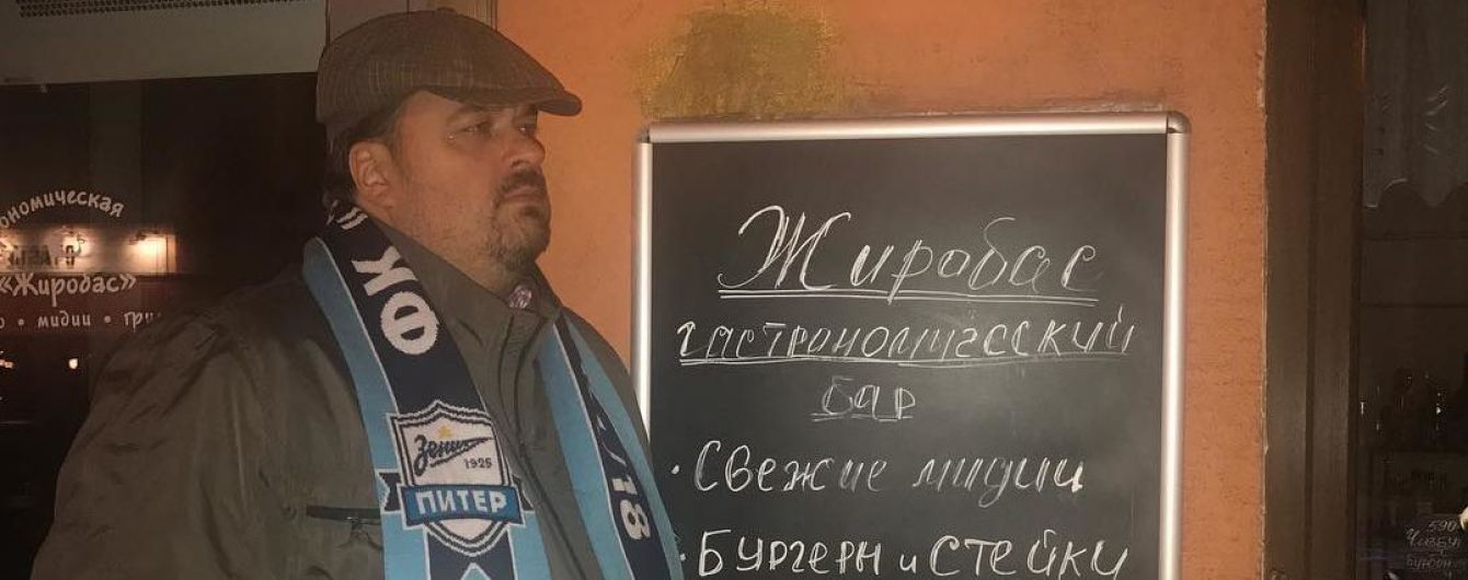 Російський коментатор Уткін зламав стілець у прямому ефірі і впав догори ногами
