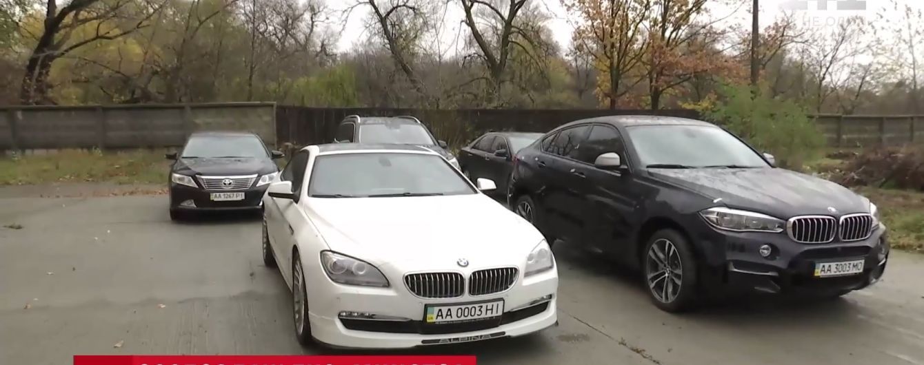 Эксклюзивные BMW с идеальным салоном: государство выставило на аукцион автомобили беглеца Клименко
