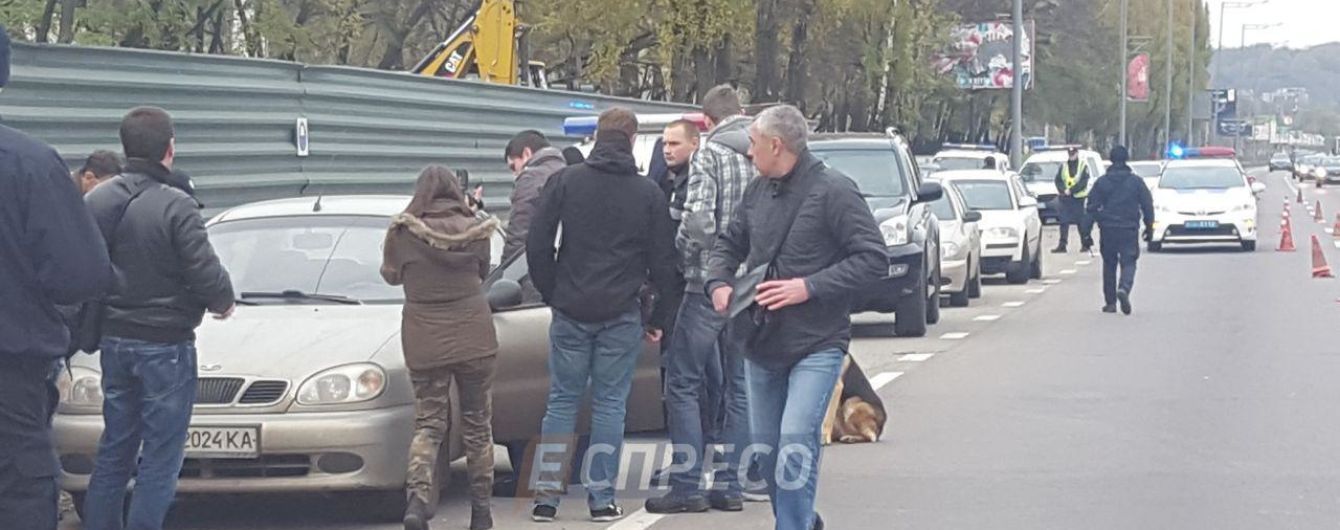 На Столичному шосе біля узбіччя виявили автомобіль з трупом